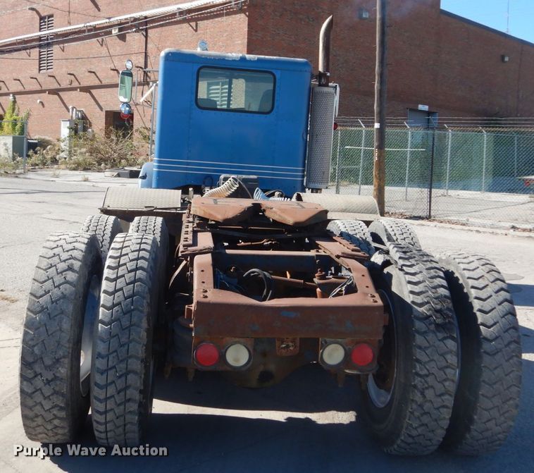 image for item DI1006 1988 Peterbilt 379  semi truck