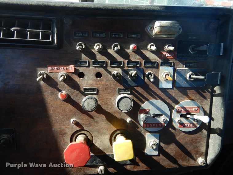 image for item DI1006 1988 Peterbilt 379  semi truck