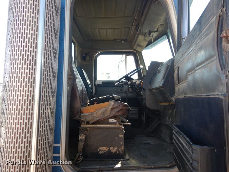 image for item DI1006 1988 Peterbilt 379  semi truck