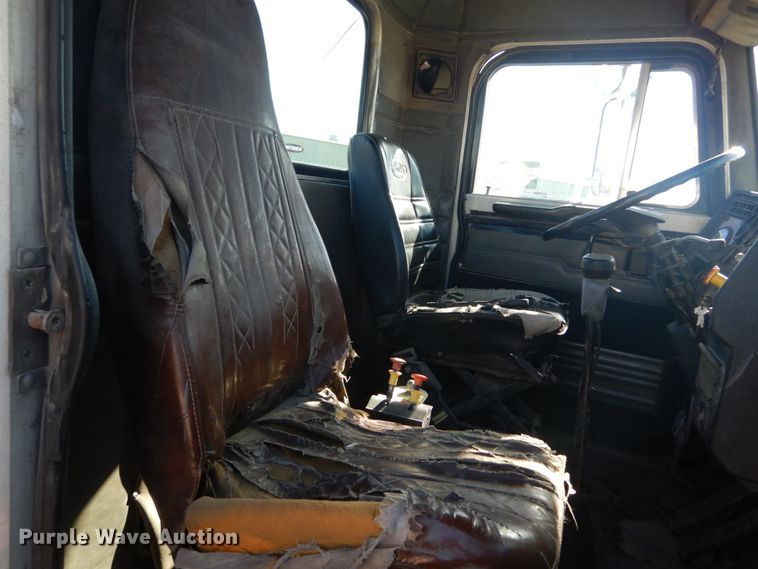 image for item DI1006 1988 Peterbilt 379  semi truck