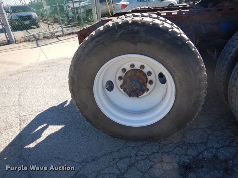 image for item DI1006 1988 Peterbilt 379  semi truck