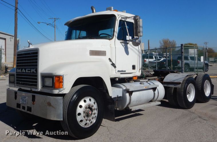 image for item DI1013 1999 Mack CH613  semi truck