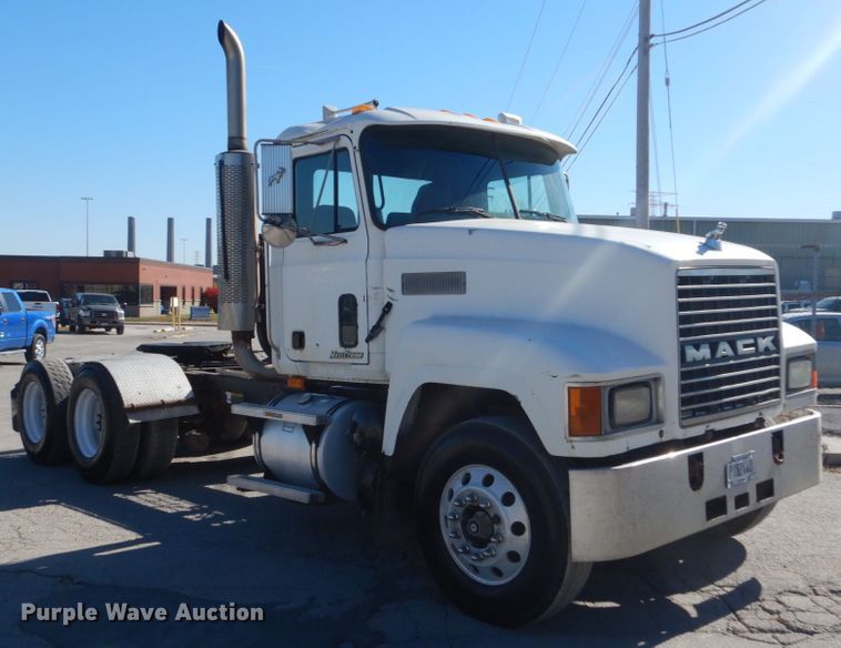 image for item DI1013 1999 Mack CH613  semi truck