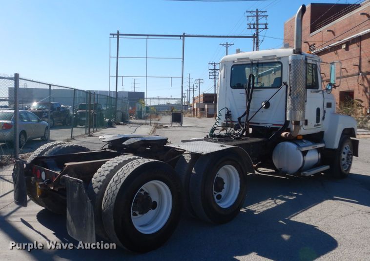 image for item DI1013 1999 Mack CH613  semi truck