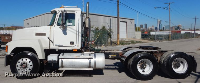 image for item DI1013 1999 Mack CH613  semi truck