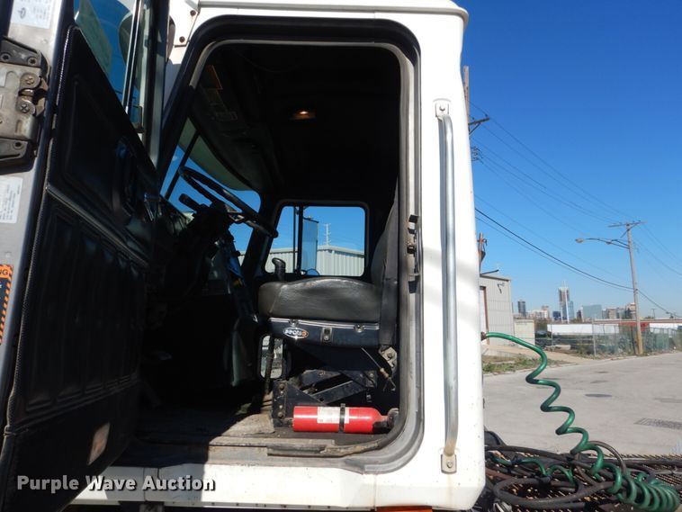 image for item DI1013 1999 Mack CH613  semi truck