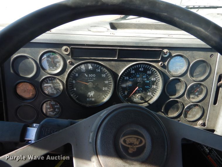 image for item DI1013 1999 Mack CH613  semi truck