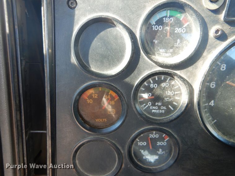 image for item DI1013 1999 Mack CH613  semi truck