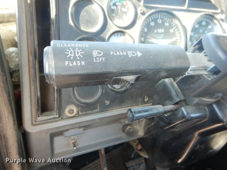 image for item DI1013 1999 Mack CH613  semi truck