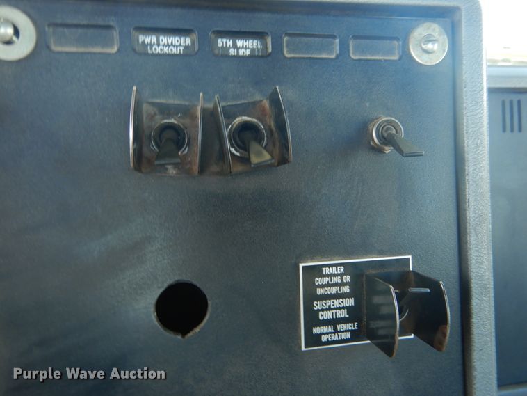 image for item DI1013 1999 Mack CH613  semi truck