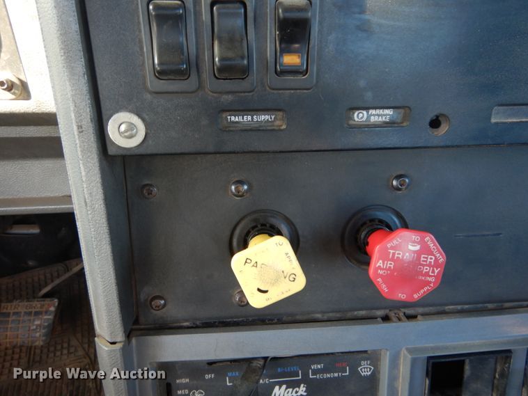 image for item DI1013 1999 Mack CH613  semi truck