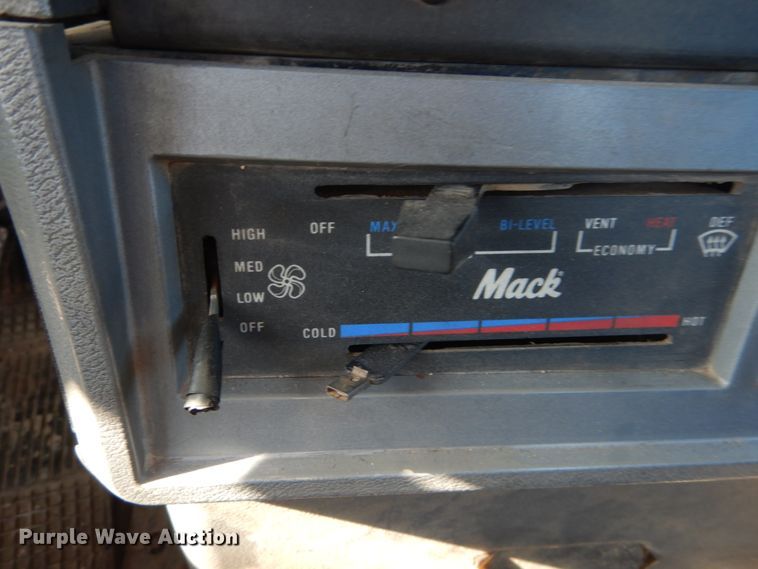 image for item DI1013 1999 Mack CH613  semi truck