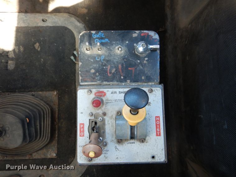 image for item DI1013 1999 Mack CH613  semi truck