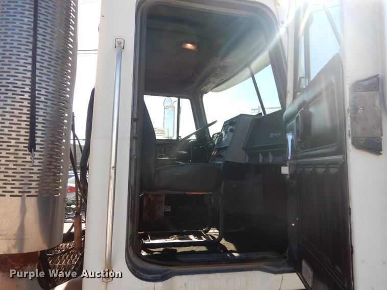 image for item DI1013 1999 Mack CH613  semi truck