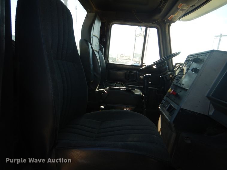 image for item DI1013 1999 Mack CH613  semi truck