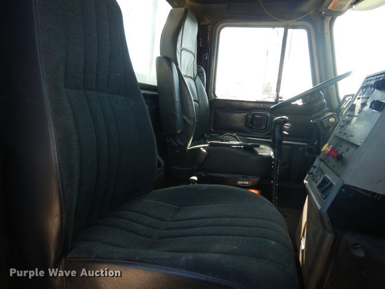 image for item DI1013 1999 Mack CH613  semi truck