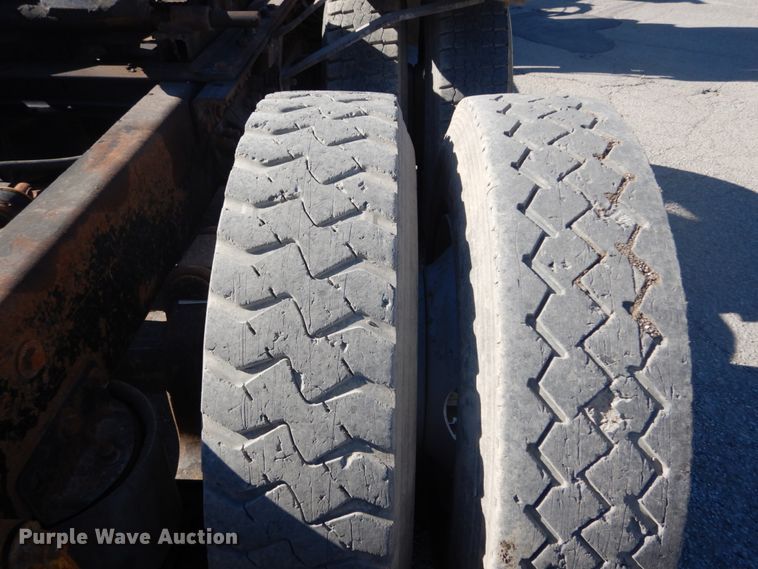 image for item DI1013 1999 Mack CH613  semi truck