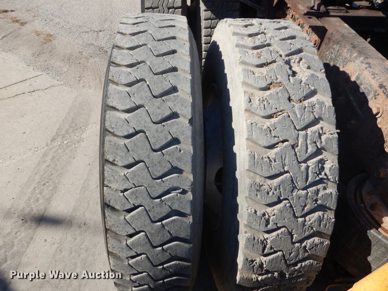 image for item DI1013 1999 Mack CH613  semi truck