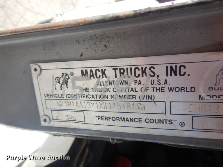 image for item DI1013 1999 Mack CH613  semi truck