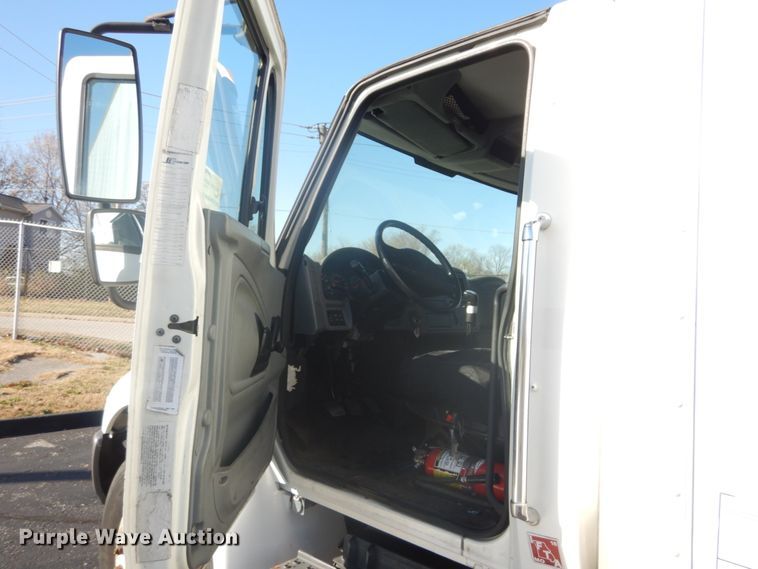 image for item DI1053 2006 International 4400  box truck