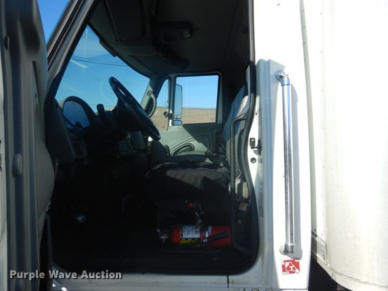 image for item DI1053 2006 International 4400  box truck