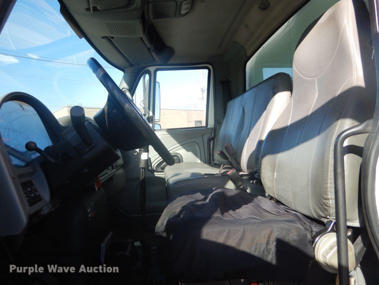 image for item DI1053 2006 International 4400  box truck