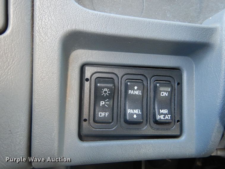 image for item DI1053 2006 International 4400  box truck