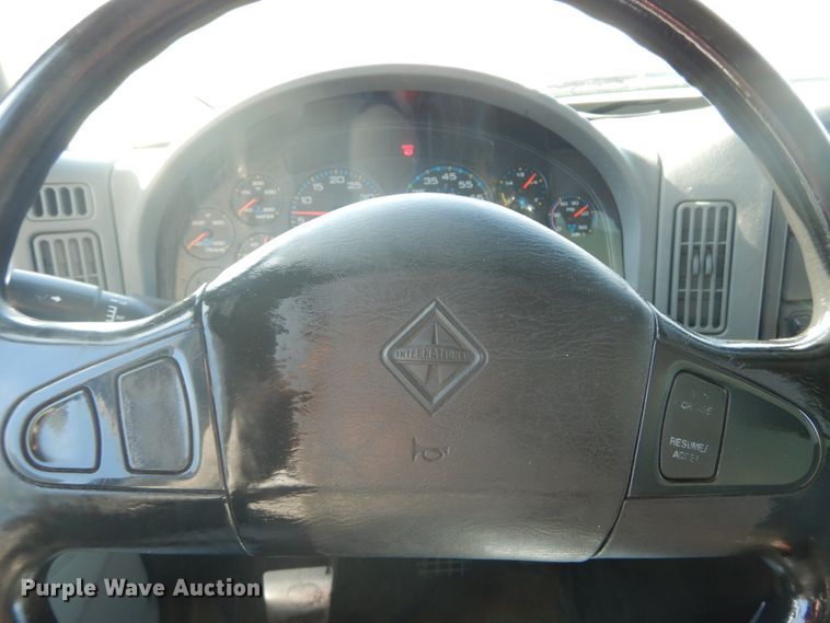 image for item DI1053 2006 International 4400  box truck