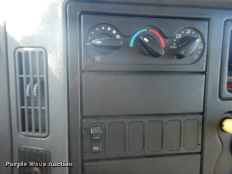 image for item DI1053 2006 International 4400  box truck