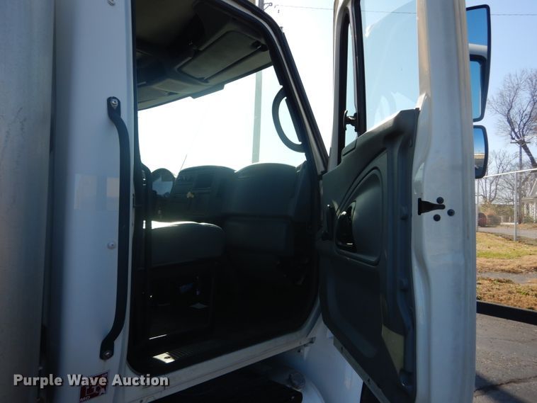 image for item DI1053 2006 International 4400  box truck