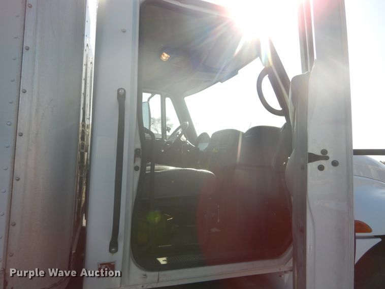 image for item DI1053 2006 International 4400  box truck