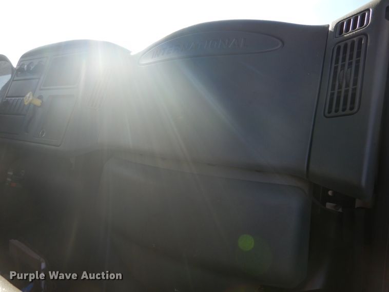 image for item DI1053 2006 International 4400  box truck