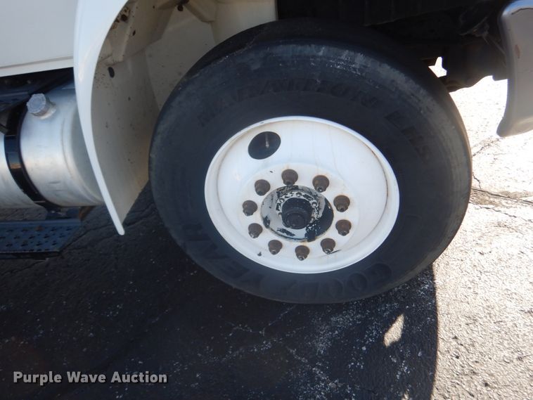 image for item DI1053 2006 International 4400  box truck