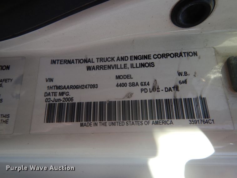image for item DI1053 2006 International 4400  box truck