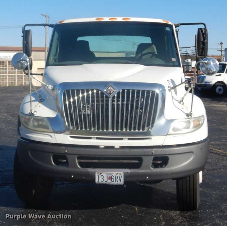 image for item DI1054 2006 International 4400  truck cab and chassis