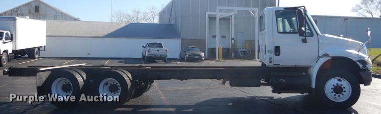 image for item DI1054 2006 International 4400  truck cab and chassis