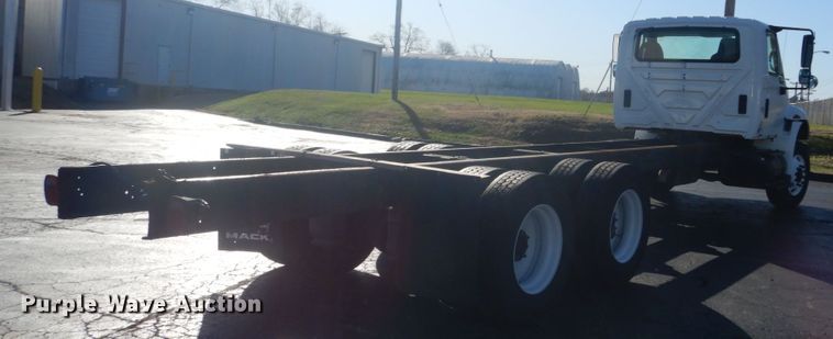 image for item DI1054 2006 International 4400  truck cab and chassis