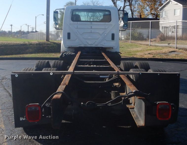 image for item DI1054 2006 International 4400  truck cab and chassis