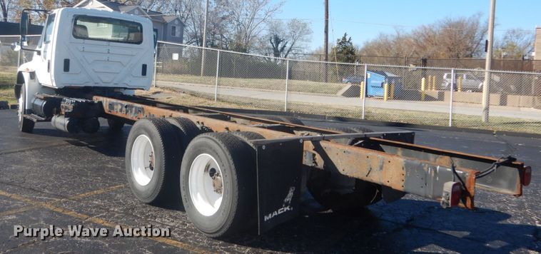 image for item DI1054 2006 International 4400  truck cab and chassis