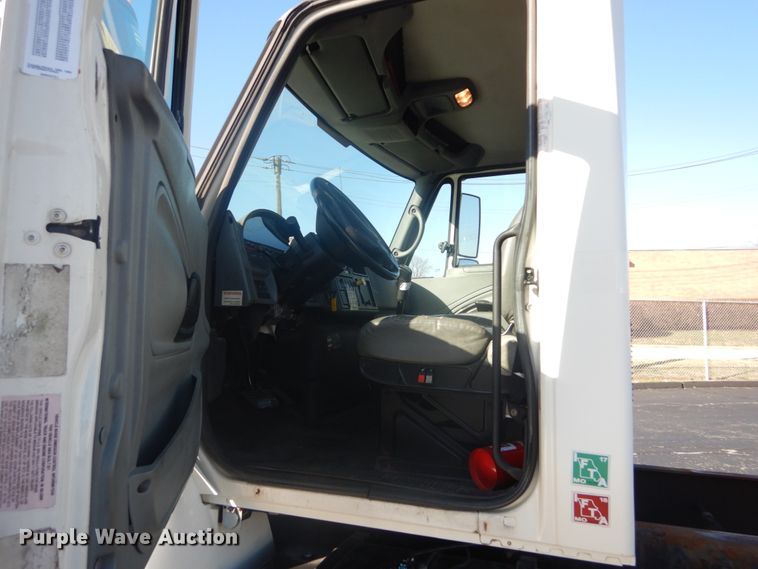 image for item DI1054 2006 International 4400  truck cab and chassis