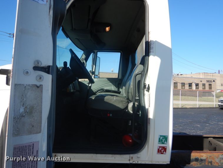 image for item DI1054 2006 International 4400  truck cab and chassis