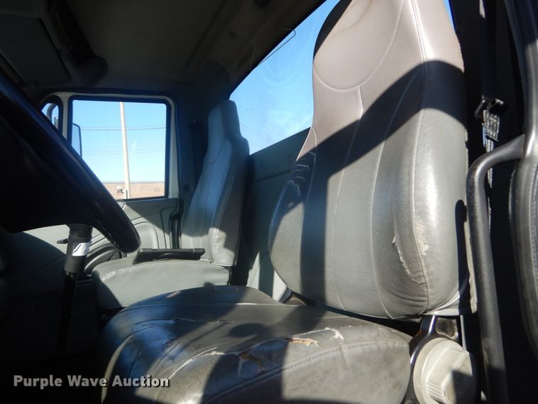 image for item DI1054 2006 International 4400  truck cab and chassis