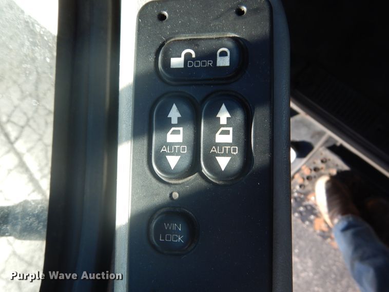 image for item DI1054 2006 International 4400  truck cab and chassis