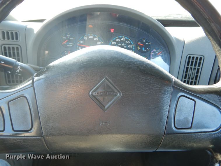 image for item DI1054 2006 International 4400  truck cab and chassis