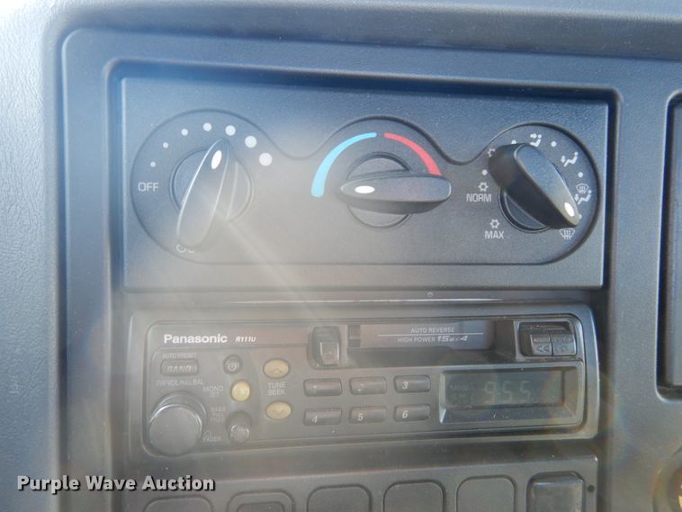 image for item DI1054 2006 International 4400  truck cab and chassis