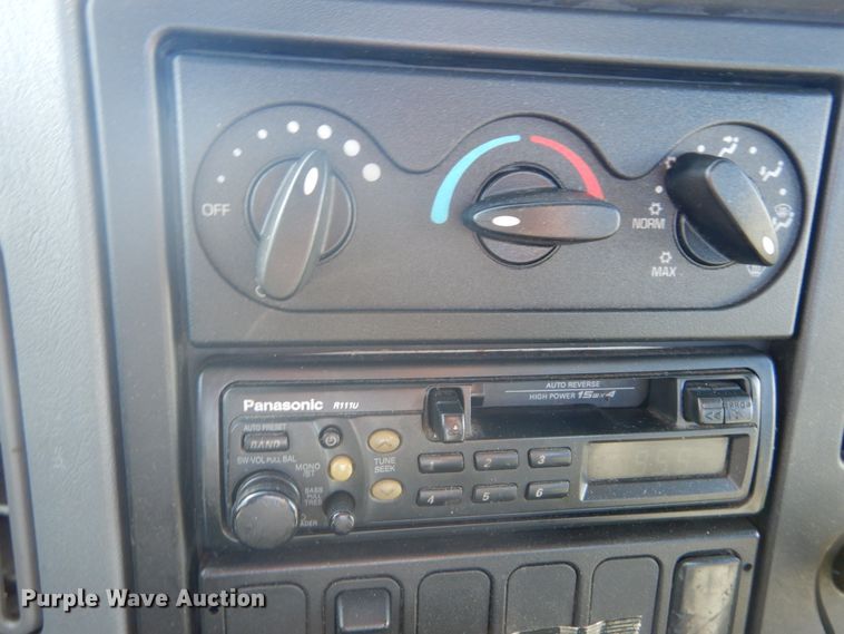 image for item DI1054 2006 International 4400  truck cab and chassis