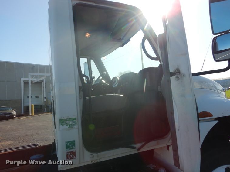 image for item DI1054 2006 International 4400  truck cab and chassis