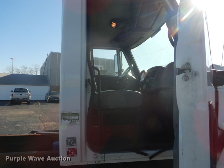 image for item DI1054 2006 International 4400  truck cab and chassis