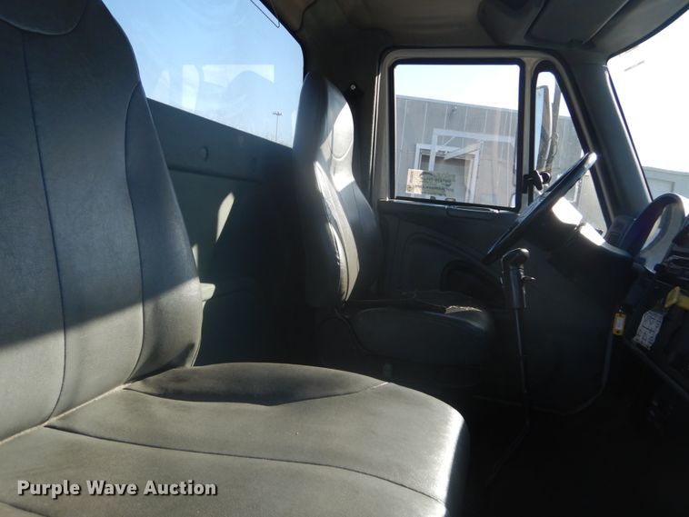 image for item DI1054 2006 International 4400  truck cab and chassis