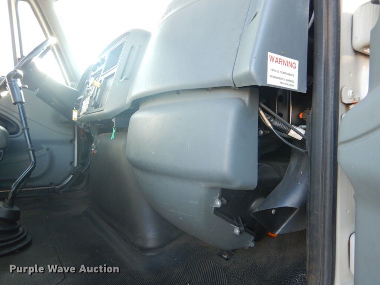 image for item DI1054 2006 International 4400  truck cab and chassis